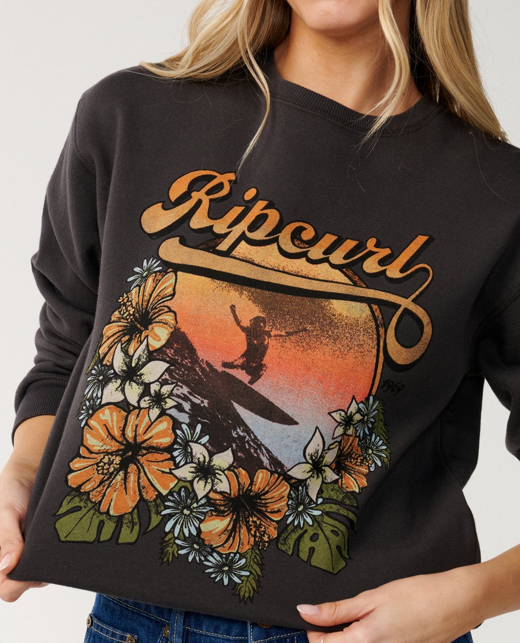 Ripcurl Men’s Wave Standard Crew in washed black, detail view