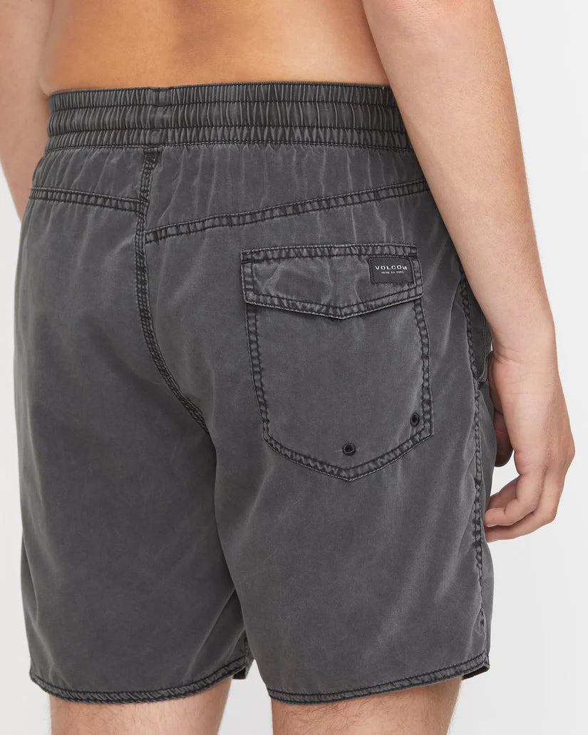 Volcom Center Trunk 17 inch Boardshort in black, product view 2